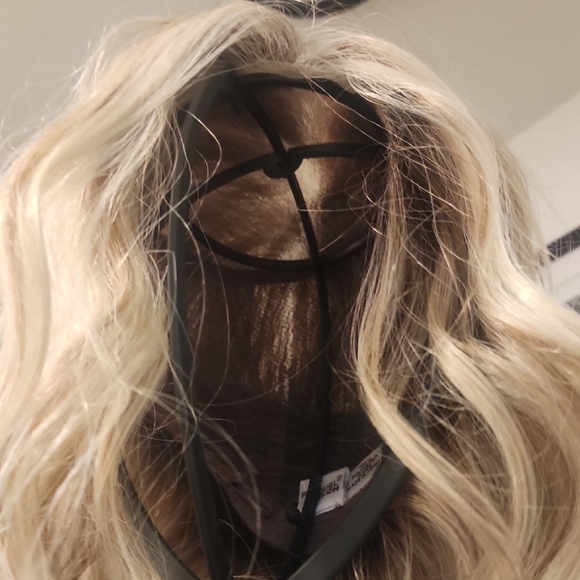 Short Wavy Bob Wig in Honey Blonde with Subtle Highlights - Picture 2 of 3